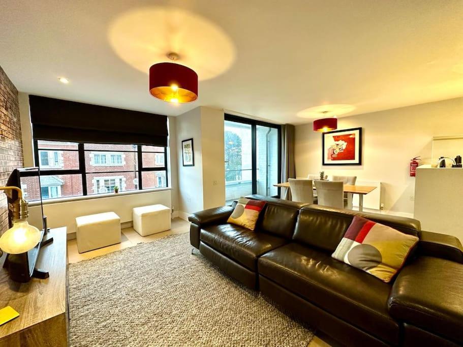 Beautiful New 2 Bedroom Apartment - Next To The Beach - Great Location - Free Parking - Fast Wifi - Smart Tv - Sleeps Up To 4! Close To Purbeck, Corfe Castle, Sandbanks, Poole & Bournemouth สวาเนจ ภายนอก รูปภาพ